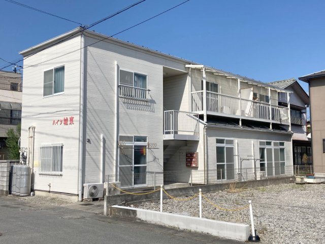 建物外観　白を基調とした建物。夜も常夜灯があり安心です