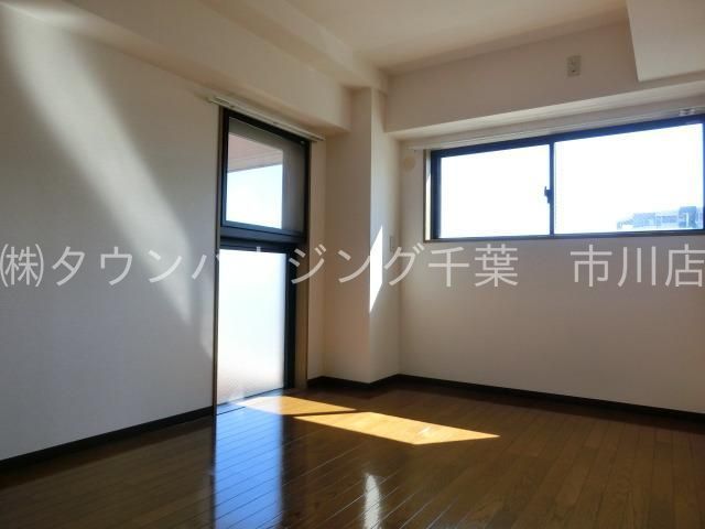 その他部屋・スペース　2面採光の洋室です