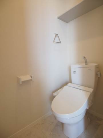 トイレ　トイレ上部には棚があり、便利です。