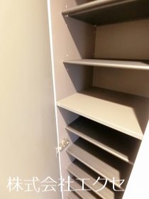 玄関　シューズボックス完備の玄関です。(同建物の別部屋の写真)