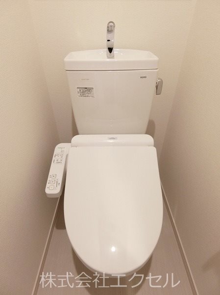 トイレ　温水洗浄機能完備です。