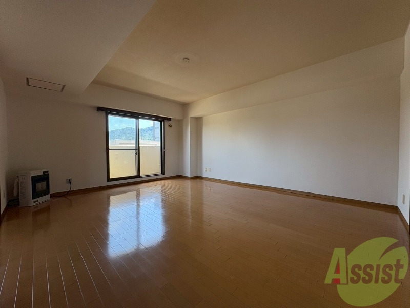 その他部屋・スペース　木目のフローリングは落ち着きのある印象のお部屋になりますね。