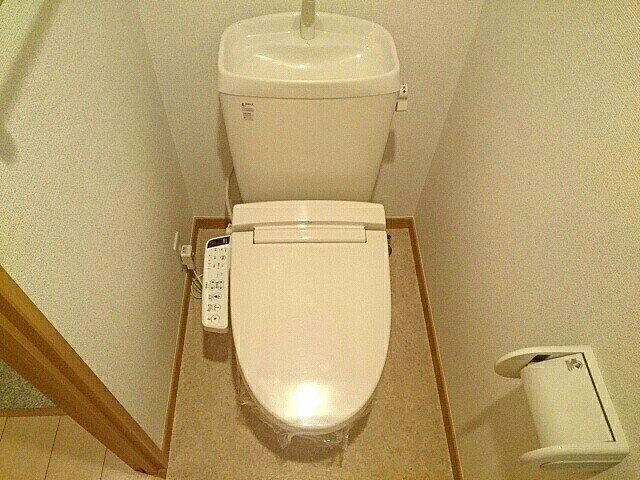 トイレ　落ち着いた色調のトイレです