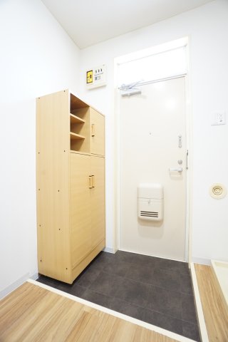 玄関　※同物件、同タイプの写真になります。