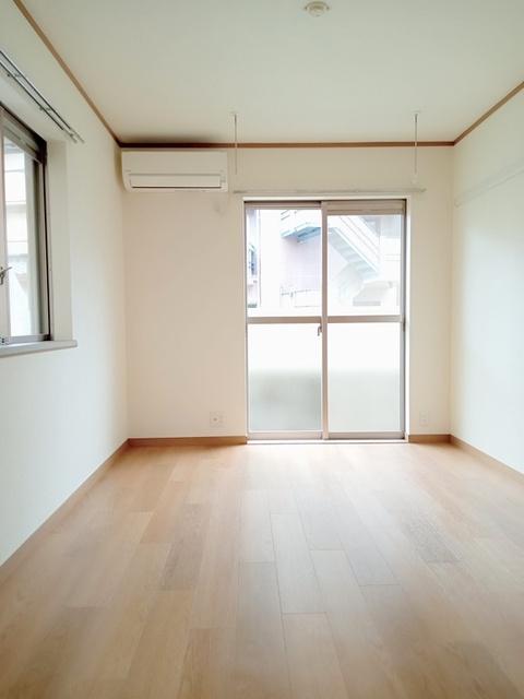 居室・リビング　★明るいフローリング調の角部屋です★