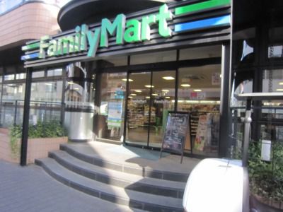 コンビニ　ファミリーマート 南青山四丁目店（コンビニ）まで139m