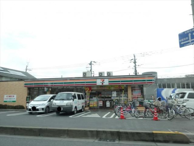 コンビニ　セブン－イレブン川口戸塚４丁目店（コンビニ）まで645m
