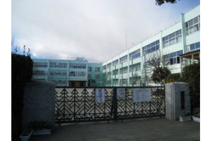 小学校　国立市立第一小学校（小学校）まで123m