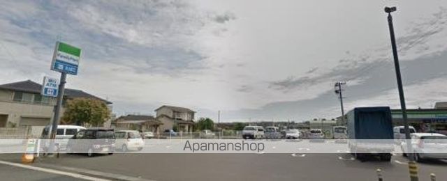 コンビニ　ファミリーマート六坊北町店（コンビニ）まで350m