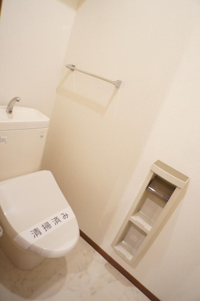 トイレ　暖房便座とウォシュレット付