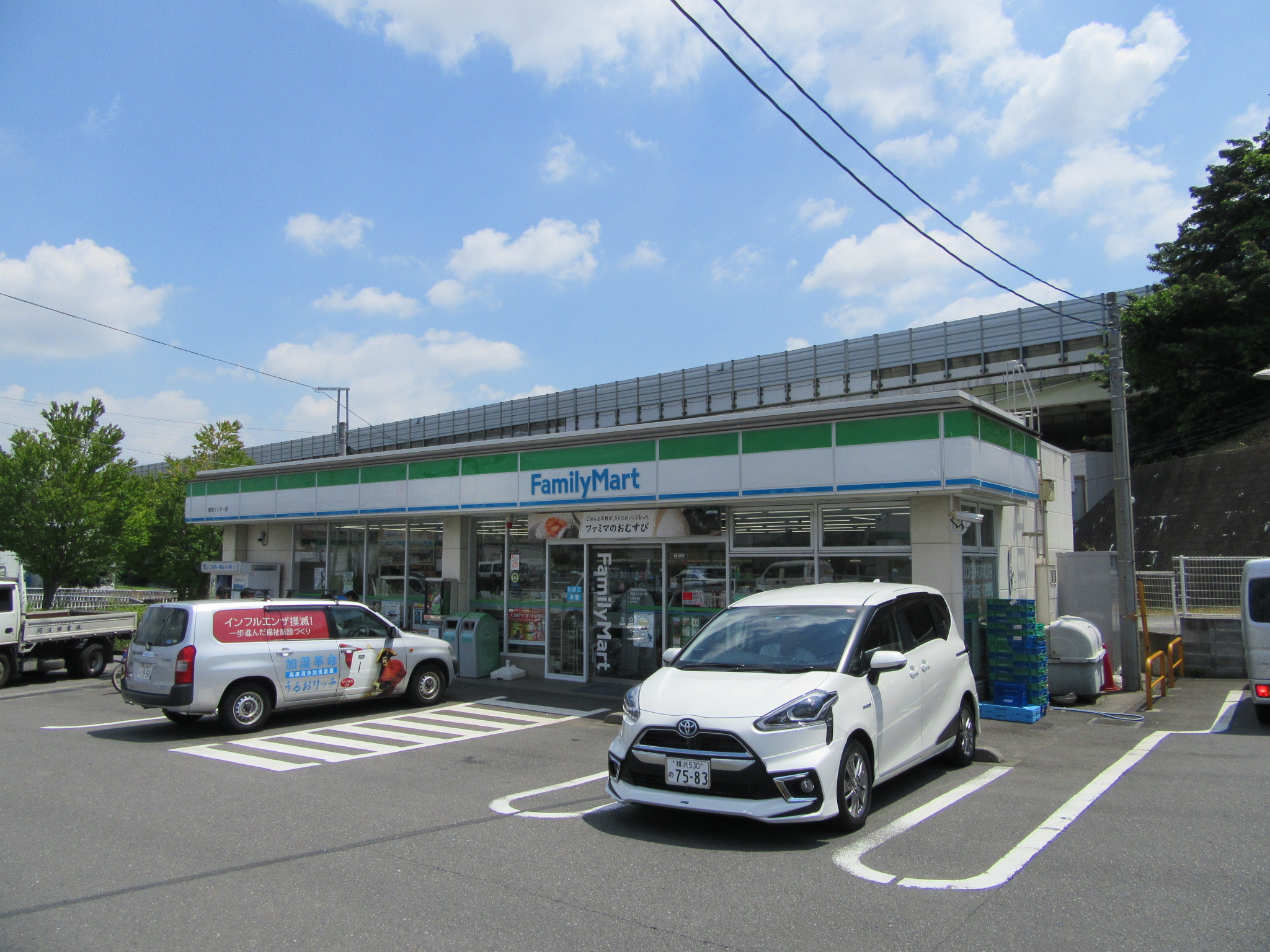コンビニ　ファミリーマート都筑インター店（コンビニ）まで376m
