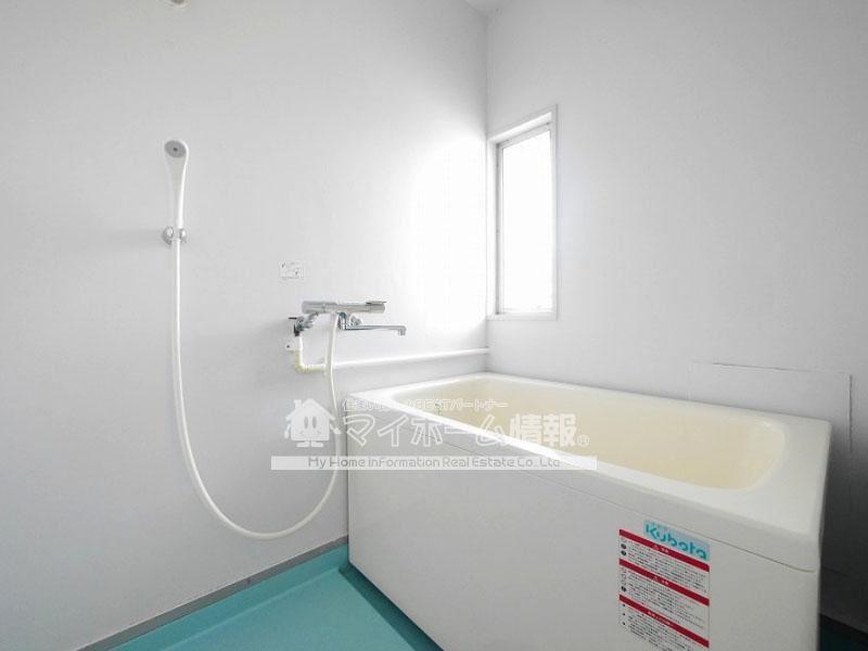 バス・シャワールーム　小窓付きのお風呂