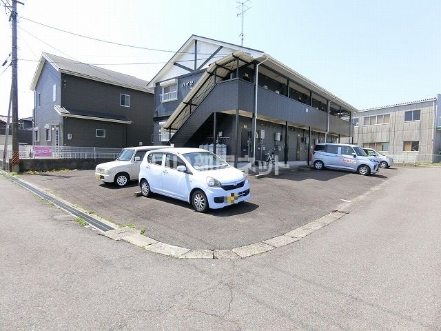 【津市河芸町西千里のアパートの駐車場】