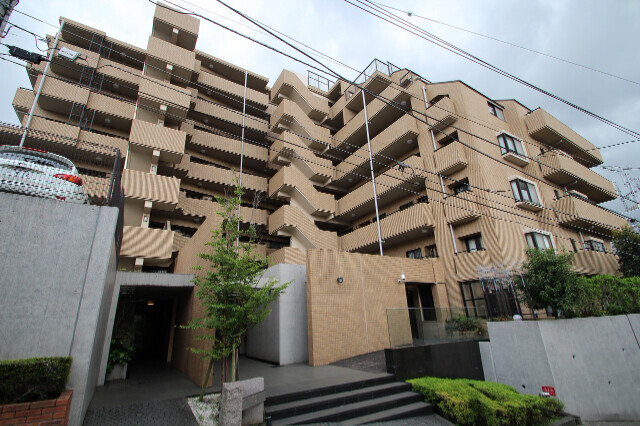 横浜市中区西竹之丸のマンションの建物外観