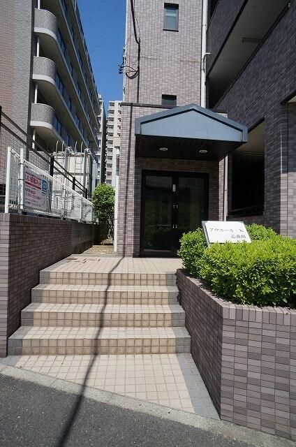 【松戸市東松戸のマンションのエントランス】