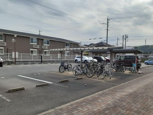 【伊賀市小田町のマンションの駐車場】