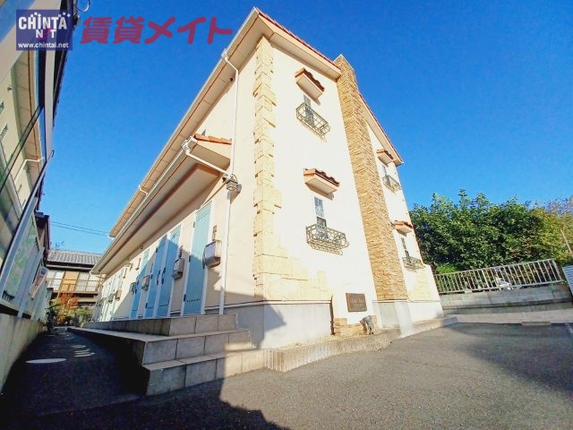 津市川添町のアパートの建物外観