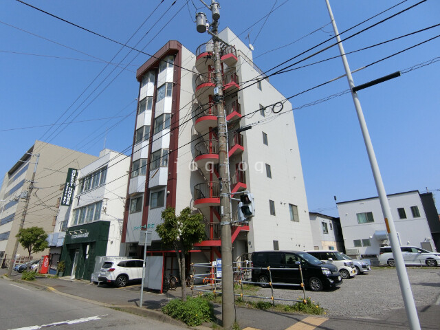 カサドール駅前の建物外観