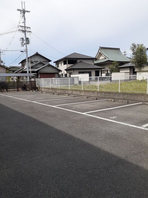 【泉南市信達大苗代のアパートの駐車場】