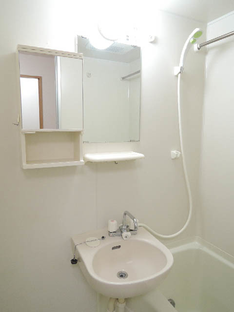 洗面設備　洗面台付なので台所で顔を洗ったりの必要がございません