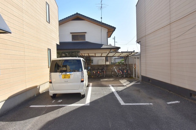 【岡山市中区西川原のアパートの駐車場】