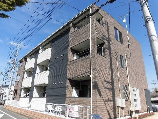 稲城市大丸のアパートの建物外観