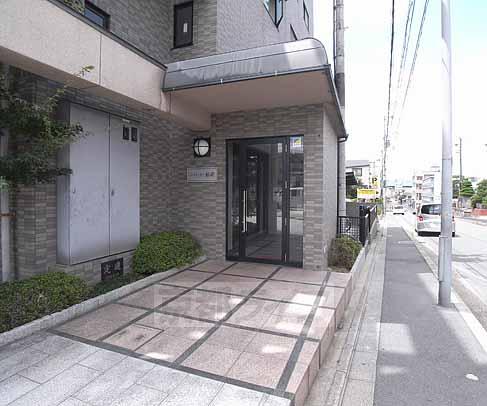 【京都市伏見区深草秡川町のマンションのエントランス】