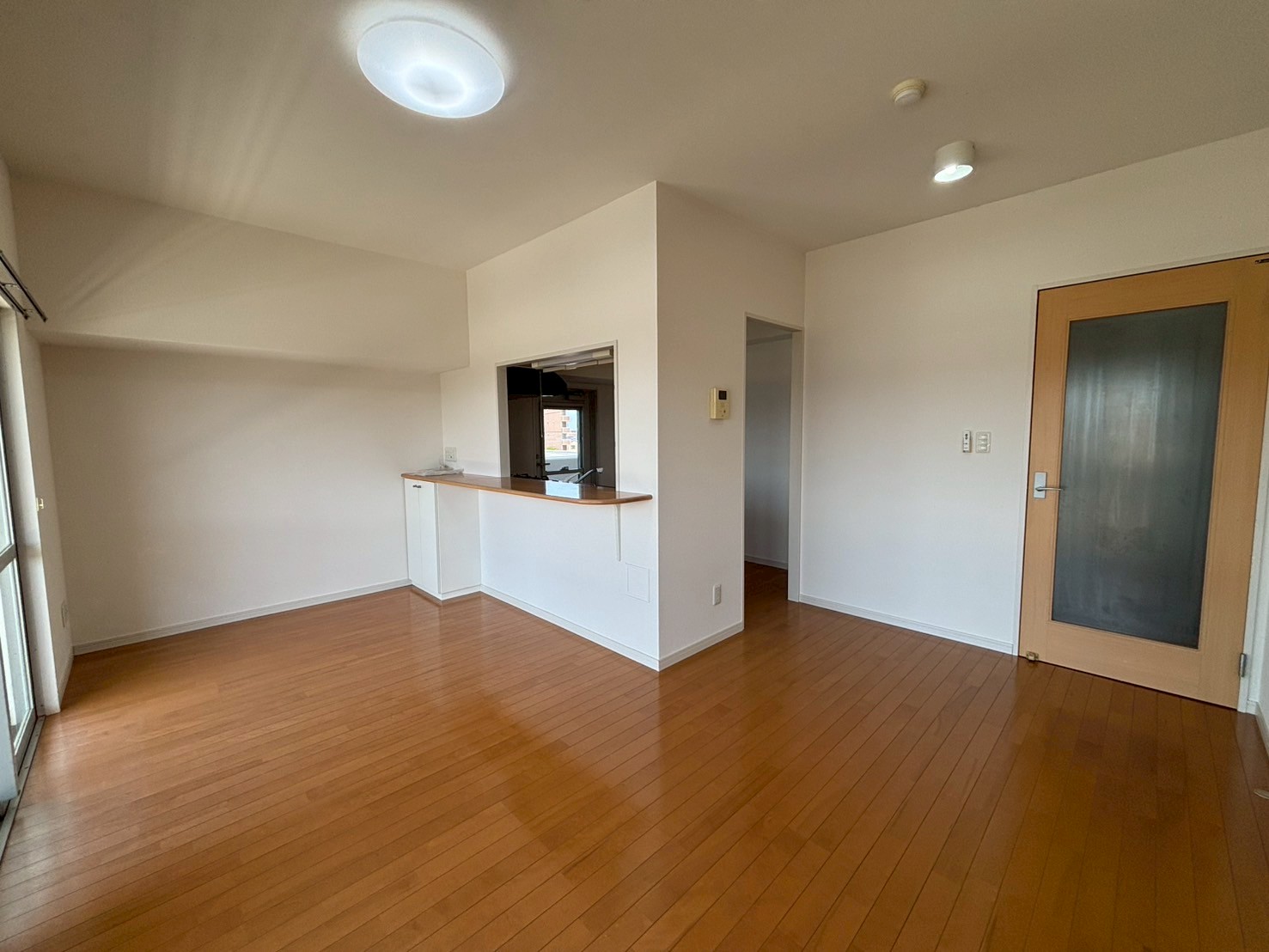 居室・リビング　リビングは陽当たりがよく、家族団らんも◎