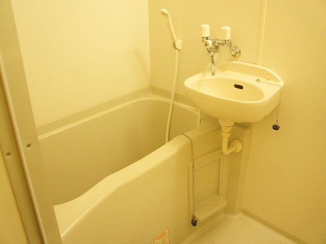 バス・シャワールーム　浴室乾燥機付きで雨の日も洗濯物が乾かせます☆