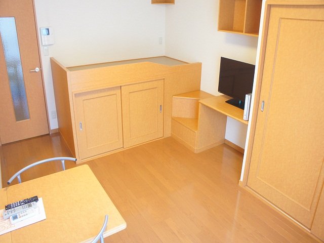 居室・リビング　ベット下と階段部分は収納スペースになります♪