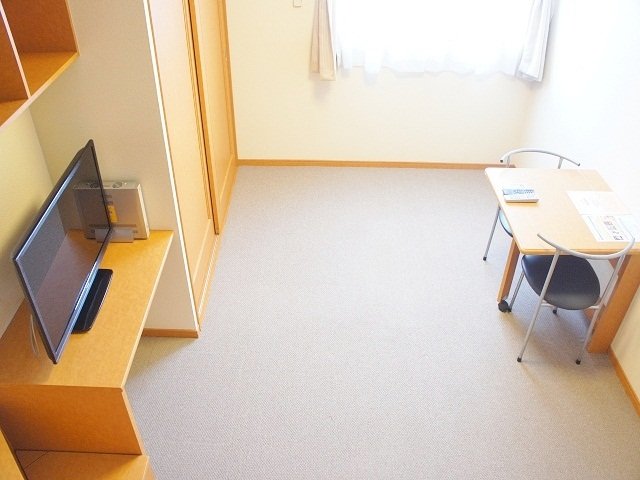 居室・リビング　２階はカーペットです。机は折りたたみ可能です☆
