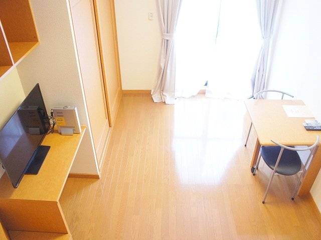 居室・リビング　家具家電付きのお部屋でお引越しも楽々♪1階はフローリングです