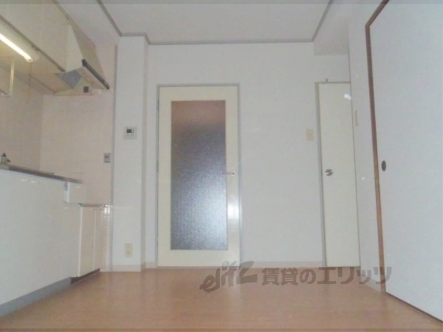 居室・リビング　フローリングのダイニングキッチンです。