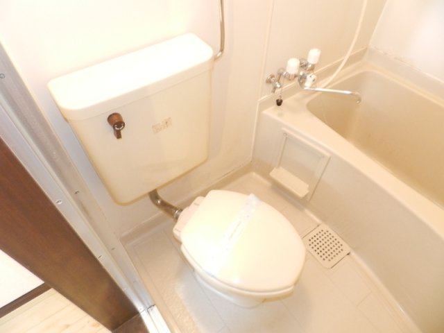 トイレ　落ち着いた色調のトイレです