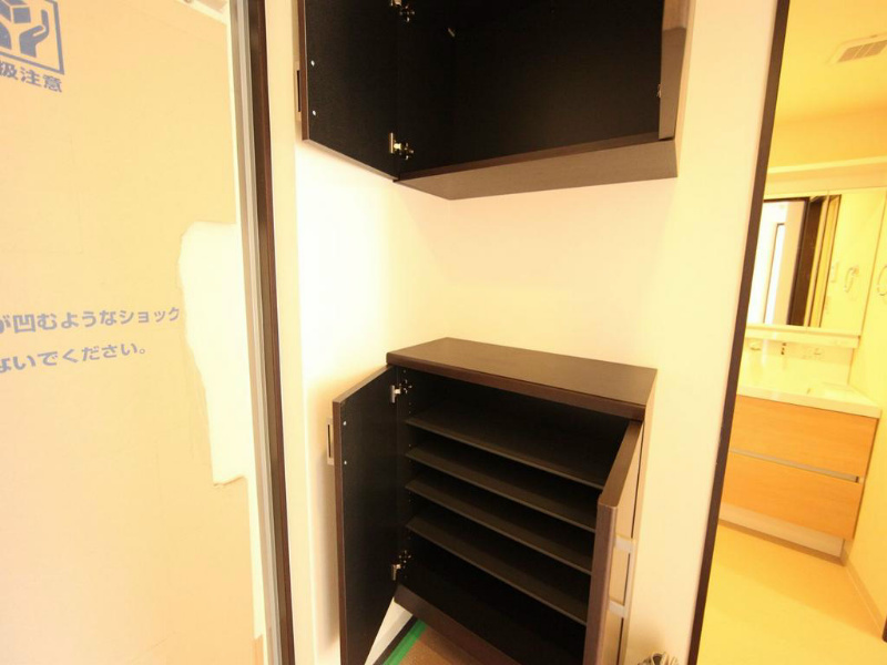 玄関　玄関　シューズボックス付（収納充実してます）