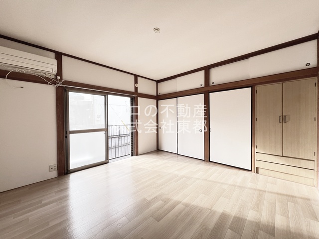 居室・リビング　南向きなので日当たりが良く日中は照明なしで過ごせます♪