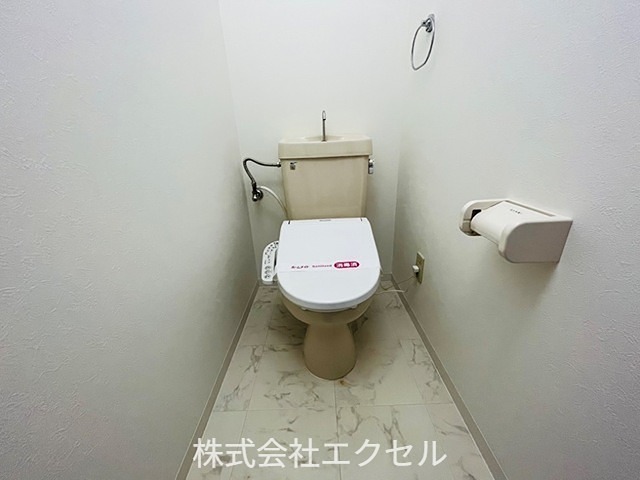 トイレ　温水洗浄便座付。