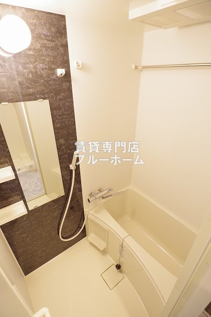 バス・シャワールーム　浴室乾燥機付きバスルーム！