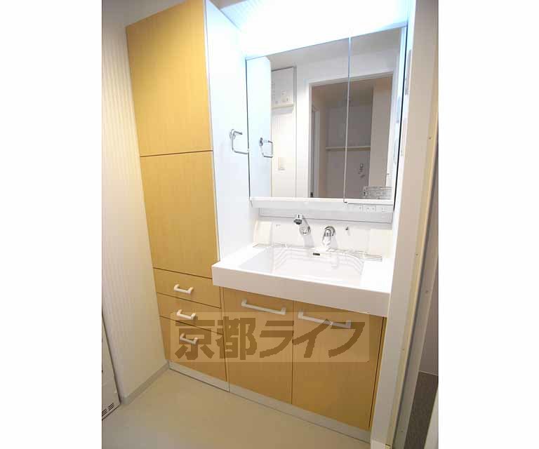 洗面設備　大きな洗面台です。