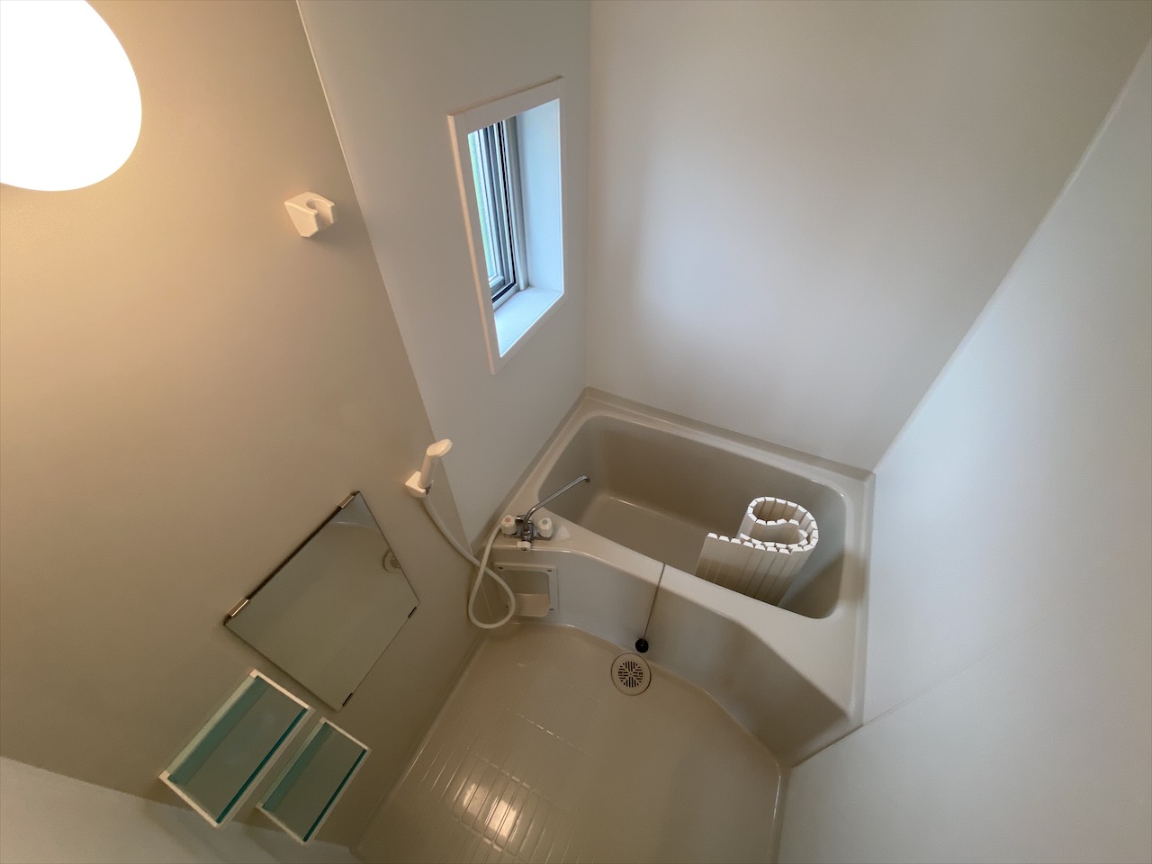 バス・シャワールーム　浴室に窓あり！