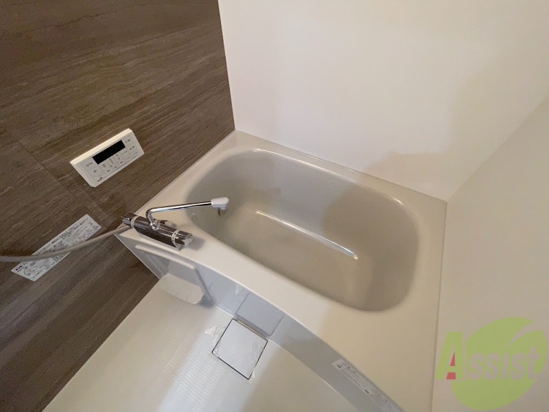 バス・シャワールーム　浴槽付きのお風呂です。ここで一日の疲れを癒しましょう。