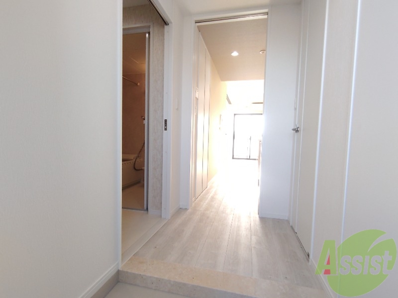 玄関　玄関からの様子です。綺麗なフローリングが広がっています。