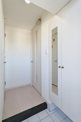 玄関　全身鏡で外出前にチェックできます