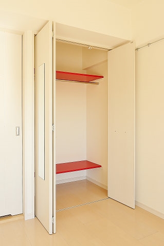 収納　キッチンとおそろいの赤い棚です