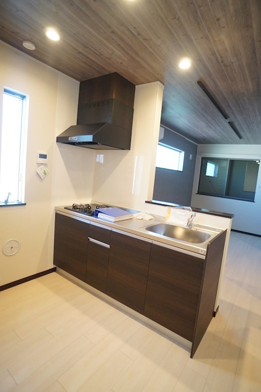 キッチン　2口ガスコンロ設置済みのシステムキッチン。効率よく調理ができ