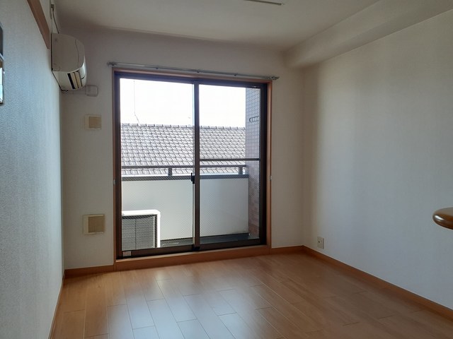 居室・リビング　同建物別号室