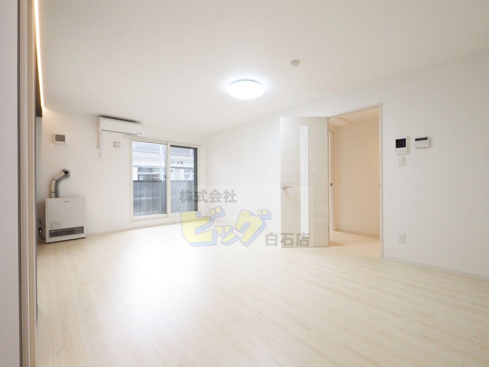 居室・リビング　１５帖を超える広さのリビングです♪