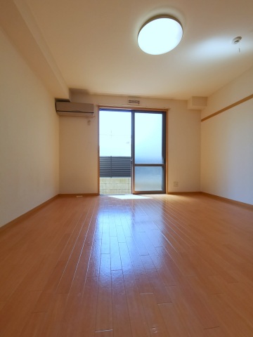 居室・リビング　明るい広々洋室8帖