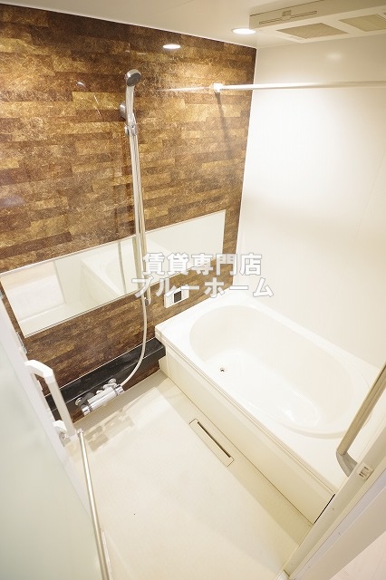 バス・シャワールーム　浴室乾燥機・追い炊き機能付きのお風呂です！