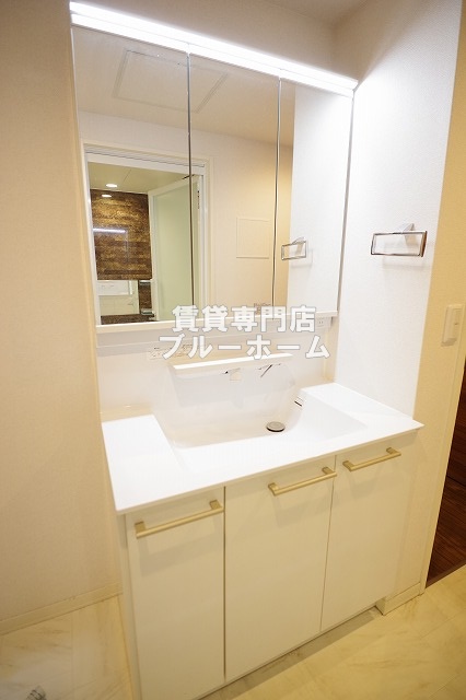 洗面設備　３面鏡のシャンプードレッサーです！